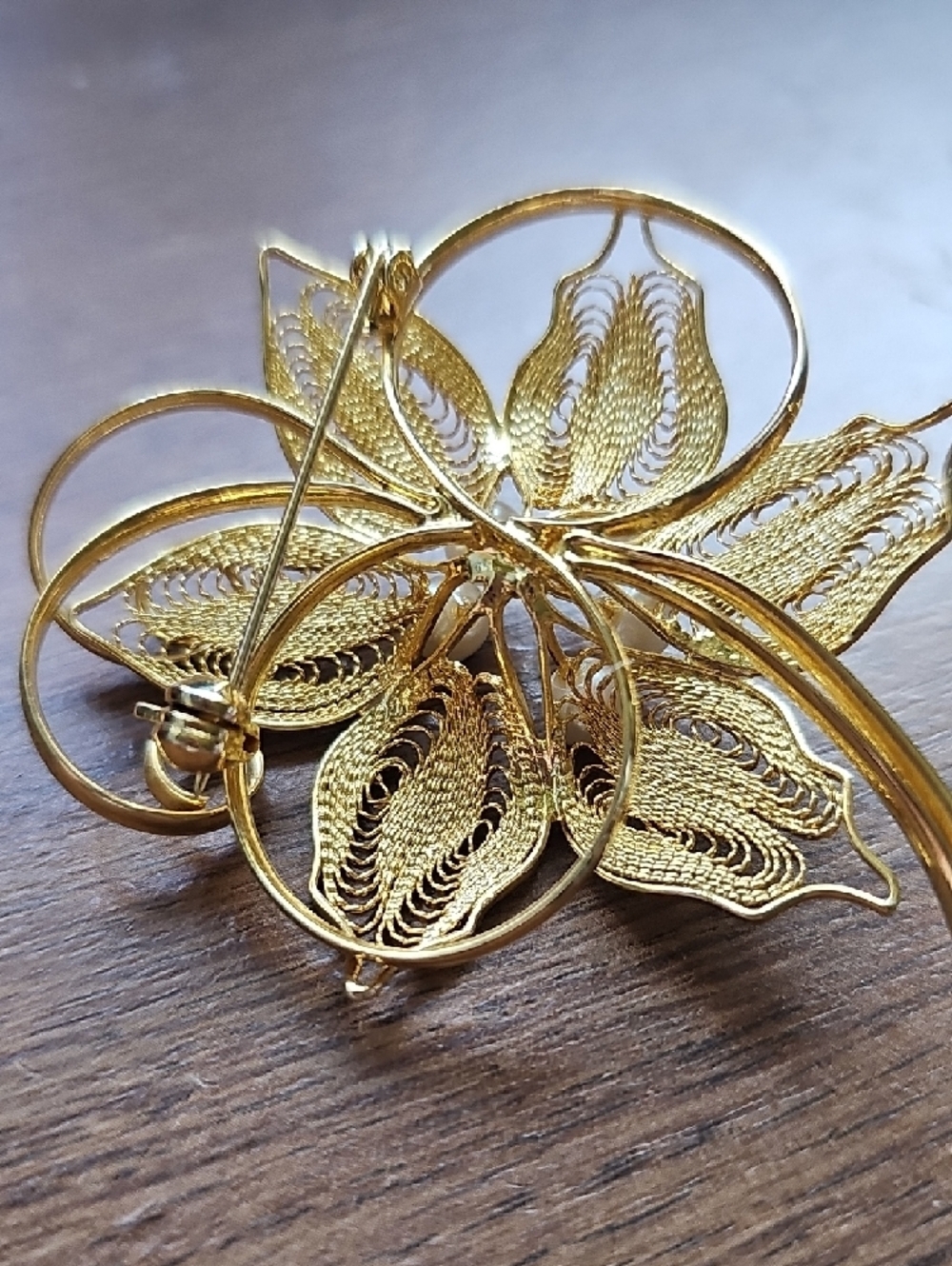 EUC Mid Century Modern Gold Filigree Flower Brooch with Pearl Accents 2 1/2" - Picture 5 of 5